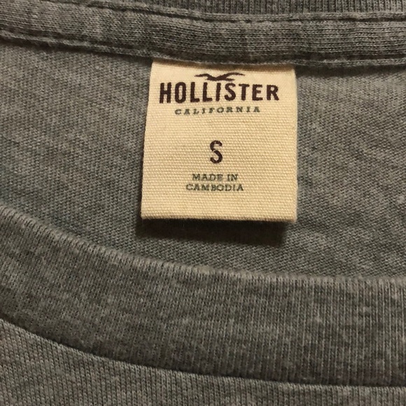 Hollister Gray (with graphics) Top! - Picture 2 of 3